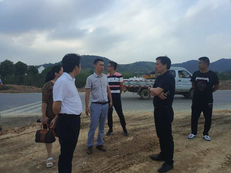参观黄梅县高铁新区建设现场